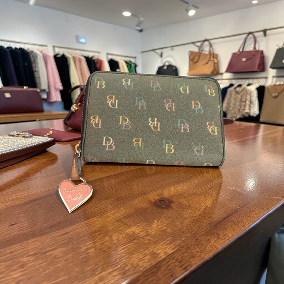 Dooney and Bourke black monogram shoulder bag with matching wallet - Picture 9 of 11